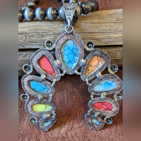 New Handcrafted Faux Turquoise Stone Squash Pendant Beaded Necklace - Picture 5 of 9